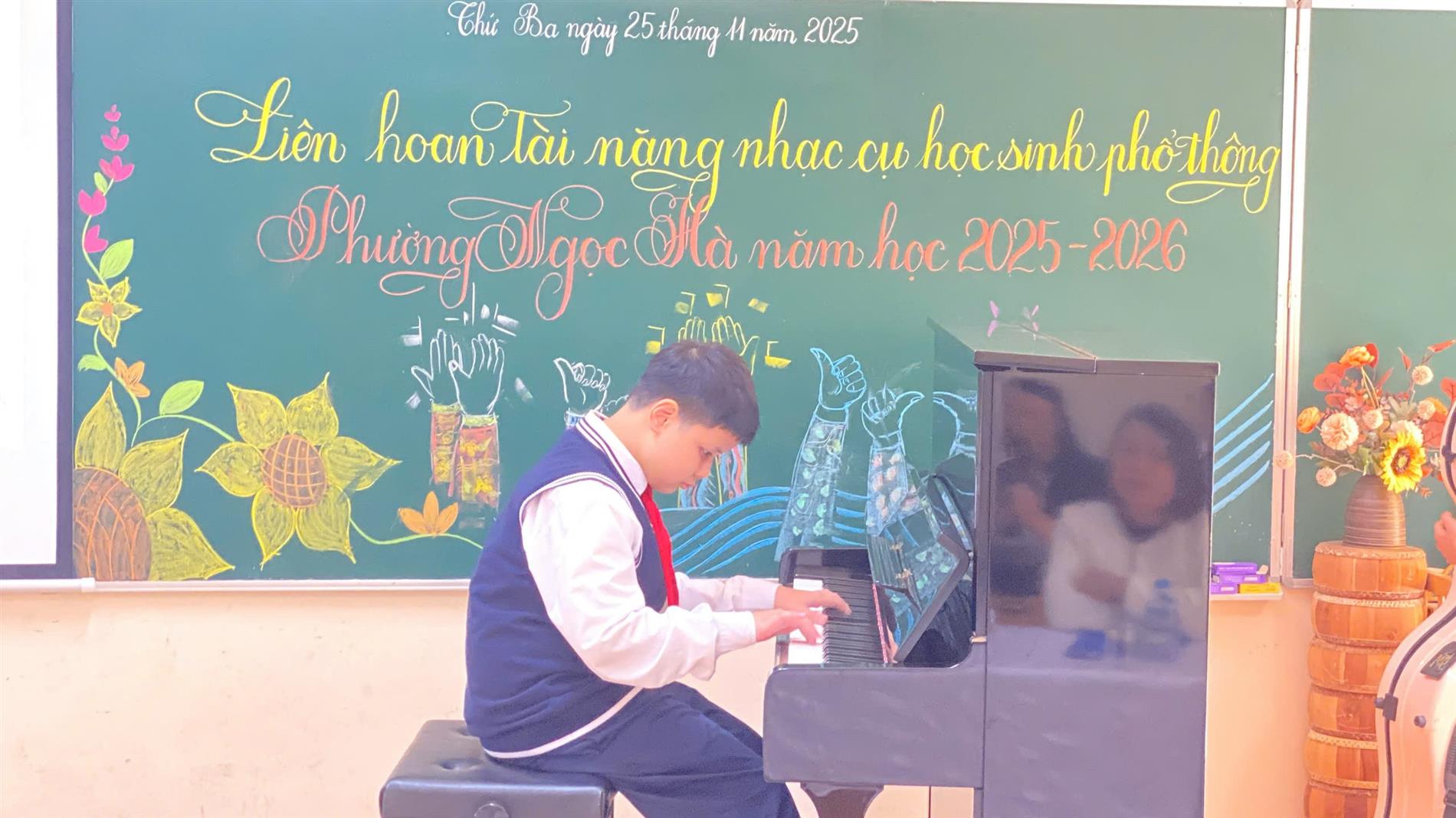 Tài năng Âm nhạc Trường THCS Ba Đình - Em Nguyễn Hoàng Minh, học sinh lớp 6A3 toả sáng tại Liên hoan nhạc cụ dành cho học sinh phổ thông phường Ngọc Hà năm học 2025-2026