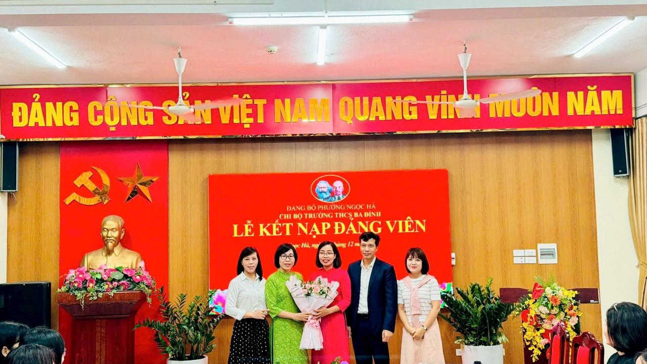 Dấu mốc tự hào từ nỗ lực và tinh thần trách nhiệm, chi bộ Trường THCS Ba Đình kết nạp đảng viên mới