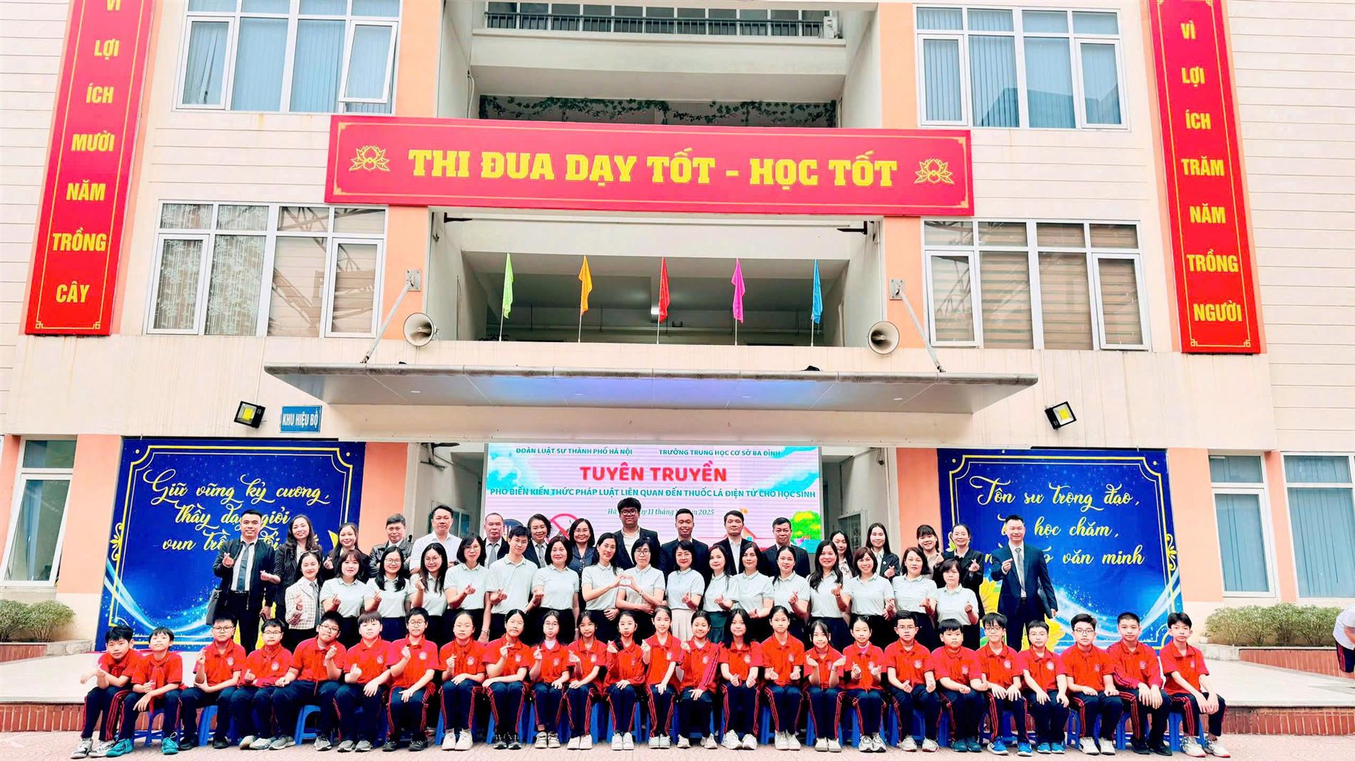 Trang bị kiến thức - Bảo vệ tương lai. Học sinh THCS Ba Đình với Đoàn Luật sư Thành phố Hà Nội trong buổi tuyên truyền kiến thức pháp luật về thuốc lá điện tử