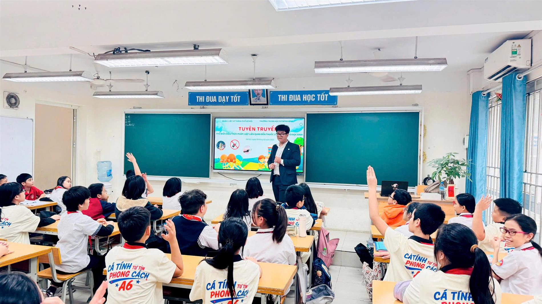 Học sinh lớp 6A6 tích cực tham gia buổi tuyên truyền pháp luật về phòng, tránh thuốc lá điện tử