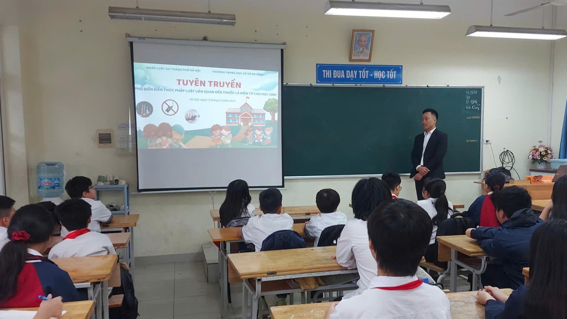 Tập thể lớp 7A8 nâng cao nhận thức, nói không với thuốc lá điện tử