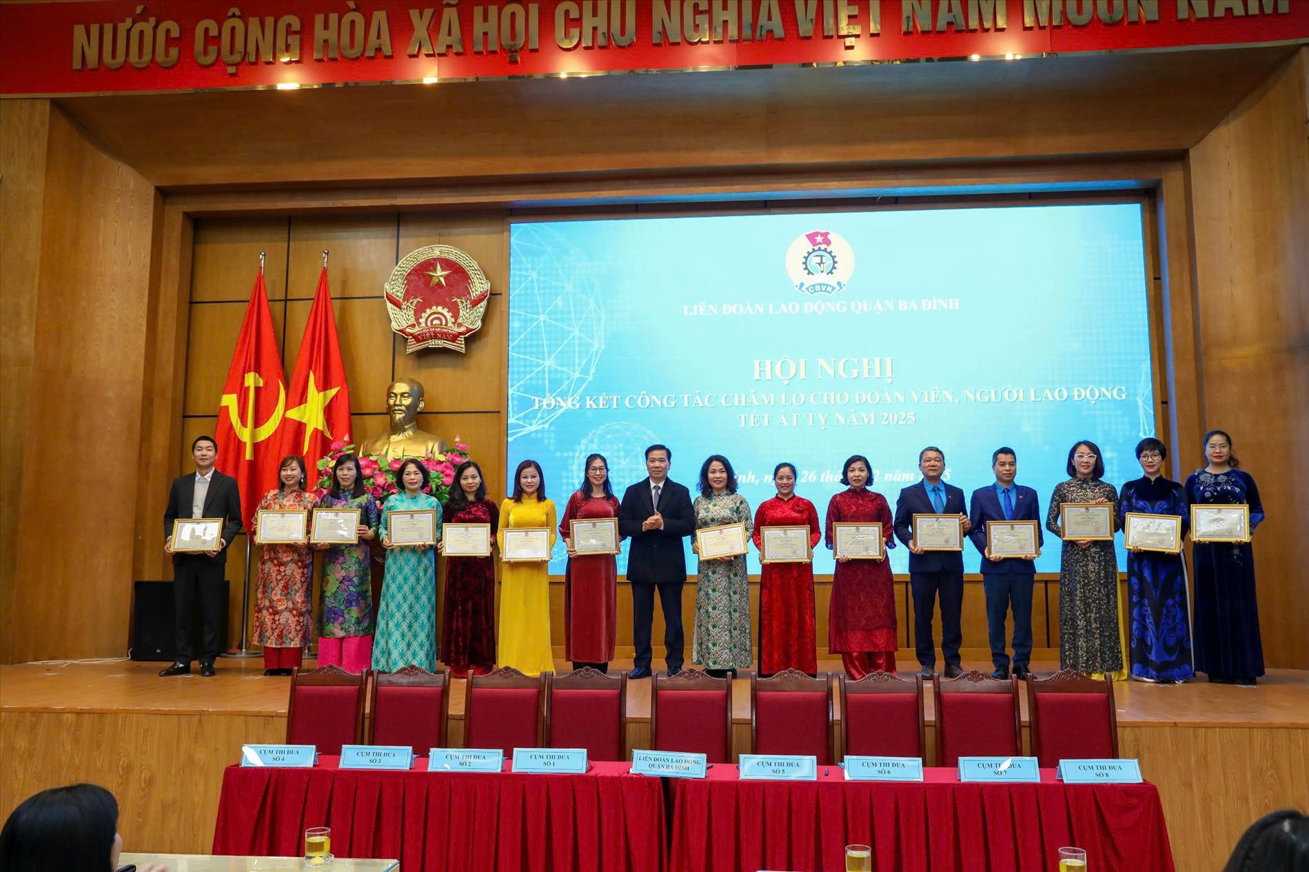 Công đoàn trường THCS Ba Đình nhận giấy khen có thành tích trong tổ chức các hoạt động và chăm lo cho Đoàn viên người lao động Tết Nguyên Đán Ất Tỵ 2025