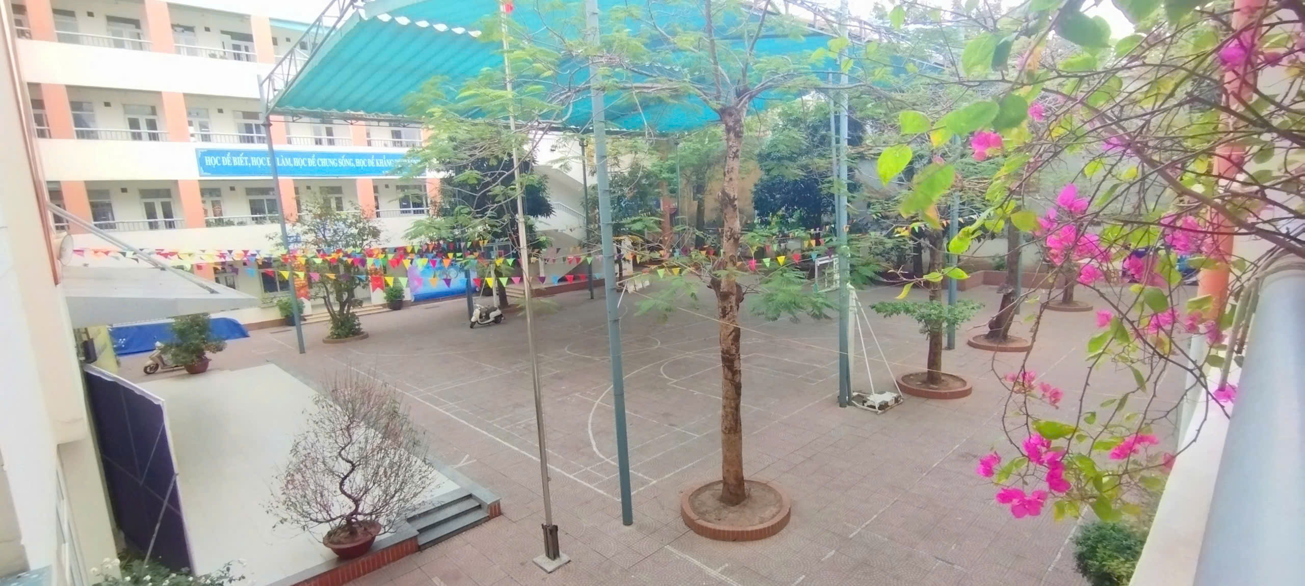 Trường THCS Ba Đình vệ sinh trường lớp đón học sinh sau Tết Nguyên Đán Ất Tỵ 2025