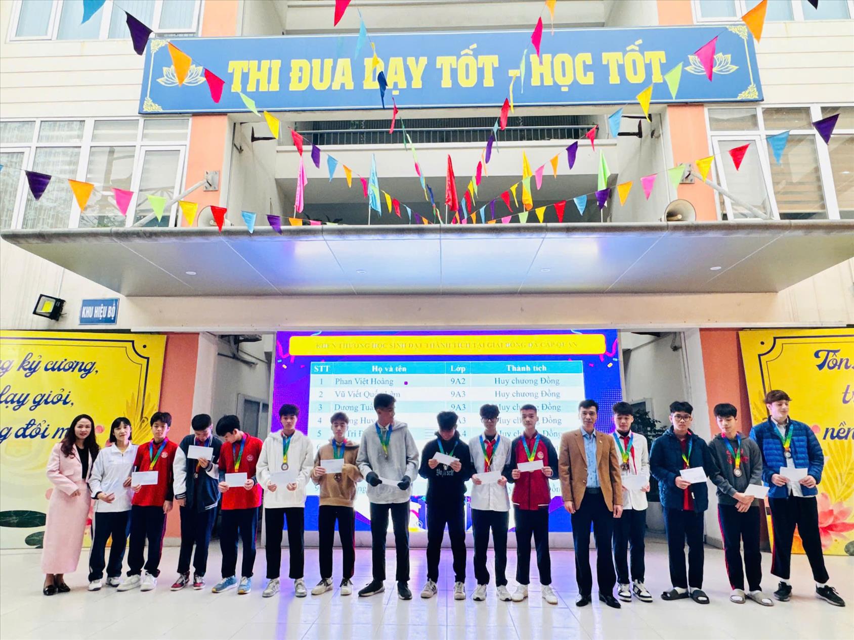 Vinh danh những học sinh xuất sắc tại các cuộc thi cấp Quốc tế, cấp Thành phố và cấp Quận