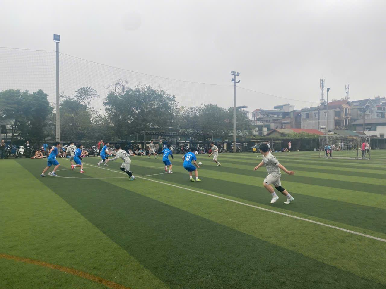 Với chiến thắng thứ ba liên tiếp, đội tuyển bóng đá nam trường THCS Ba Đình tiến thẳng vào bán kết