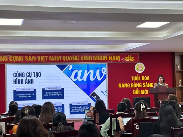 Giáo viên trường THCS Ba Đình hào hứng tham dự buổi tập huấn ứng dụng AI trong công tác truyền thông giáo dục