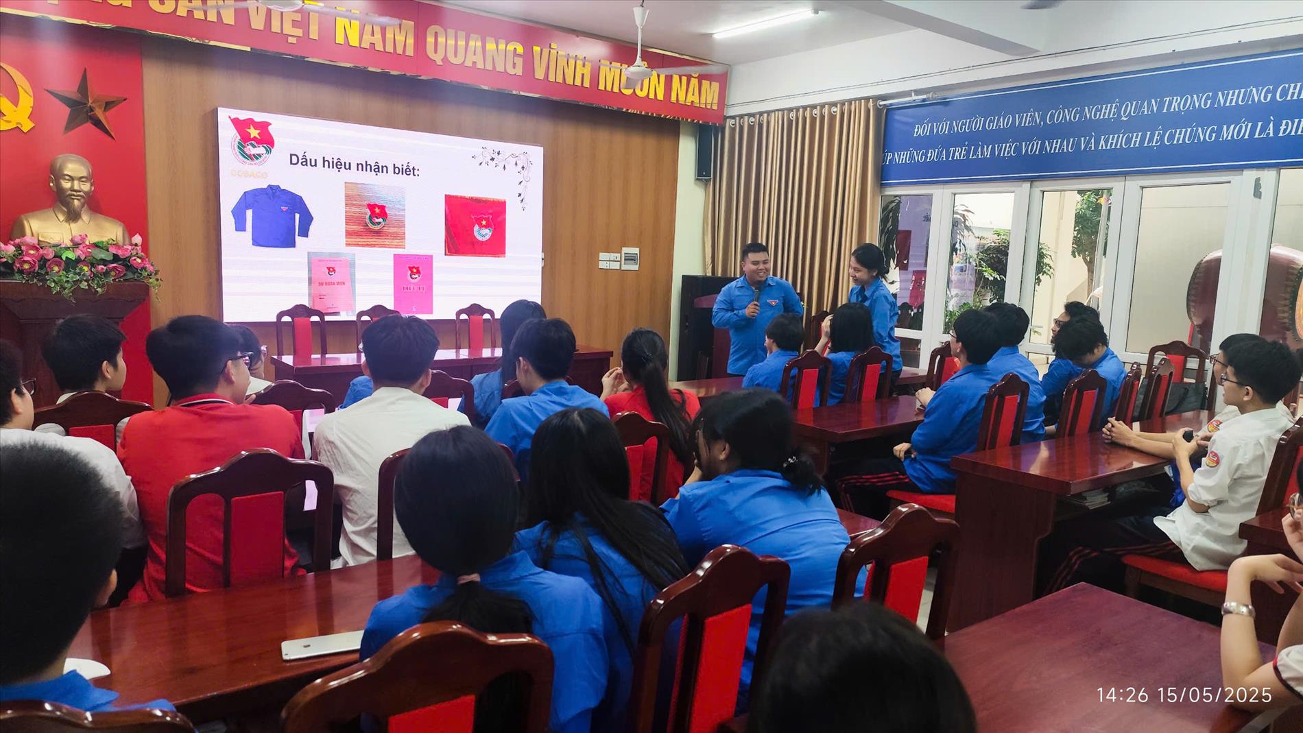 Chi Đoàn trường THCS Ba Đình cùng Đoàn phường Ngọc Hà tổ chức lớp “Cảm tình Đoàn” năm học 2024-2025