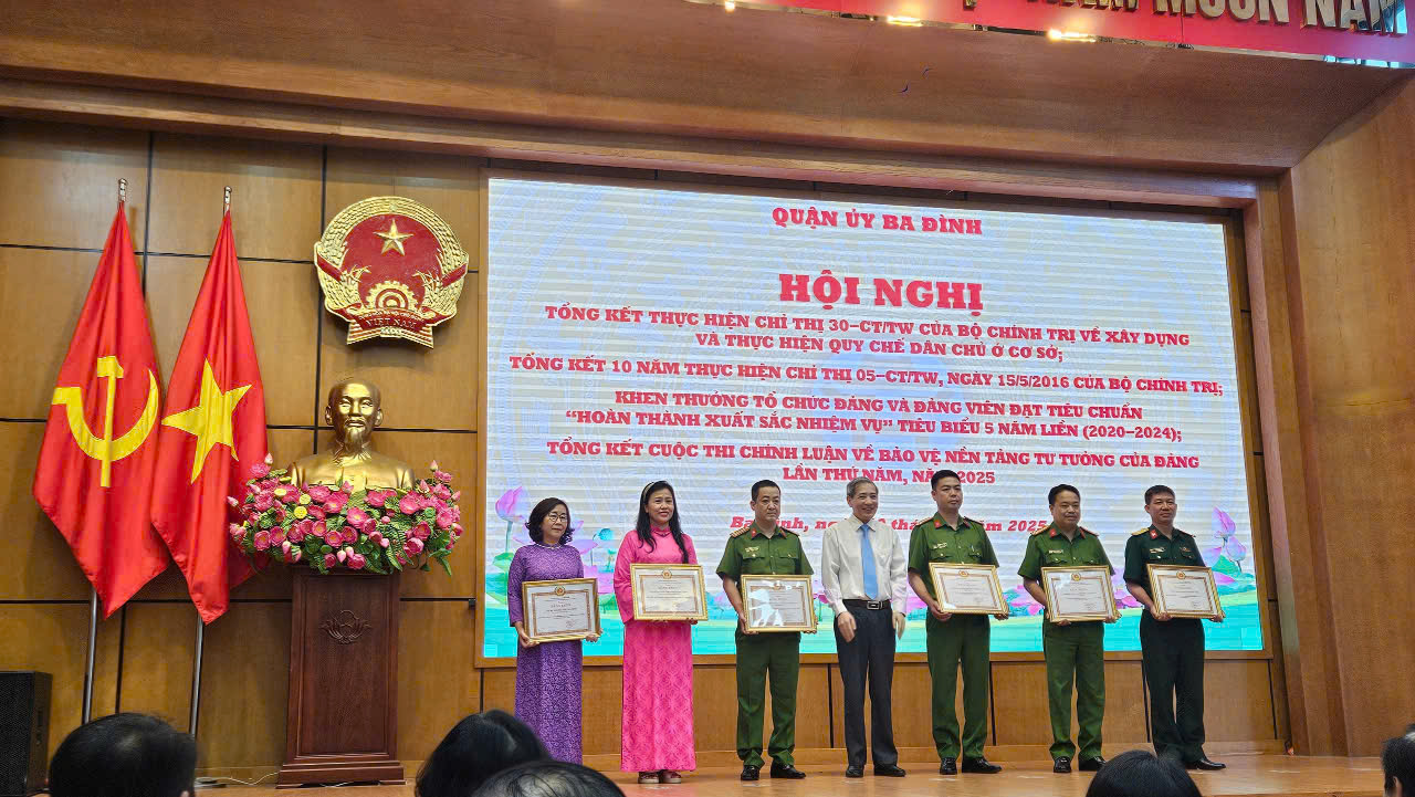 Chi bộ Trường THCS Ba Đình nhận Bằng khen của Thành ủy Thành phố Hà Nội- 5 năm liền hoàn thành xuất sắc nhiệm vụ – Ghi dấu một hành trình bền bỉ và tâm huyết