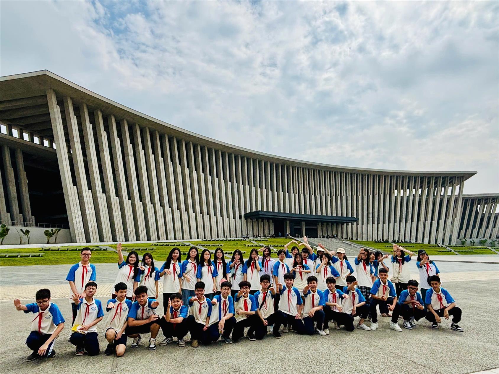 Chúng em “Viết tiếp câu chuyện hoà bình” tại Bảo tàng Lịch sử Quân sự Việt Nam