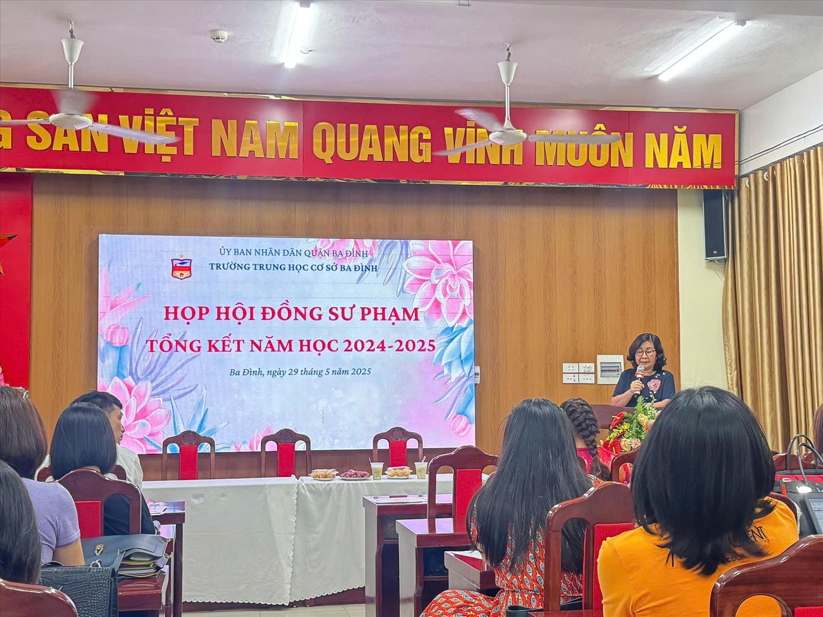 Trường THCS Ba Đình họp Hội đồng sư phạm tổng kết năm học 2024-2025, một năm học với nhiều thành công rực rỡ