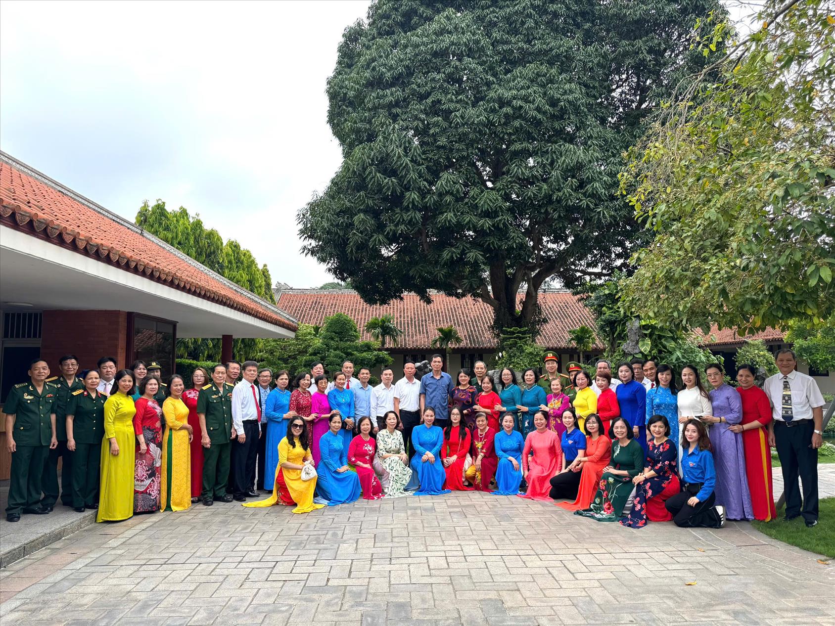 Cấp ủy Chi bộ trường THCS Ba Đình tham gia dâng hương, viếng Lăng Chủ Tịch Hồ Chí Minh