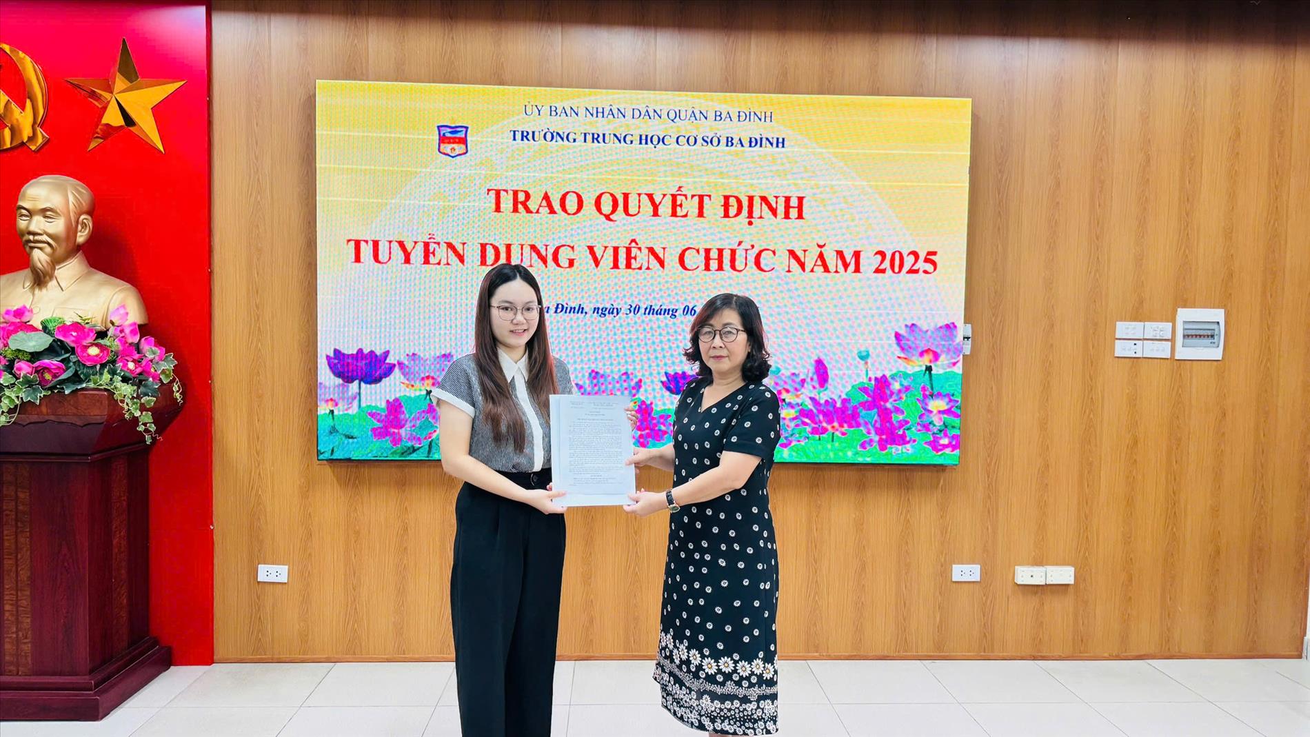 Trường THCS Ba Đình tổ chức trao quyết định trúng tuyển viên chức đối với giáo viên mới