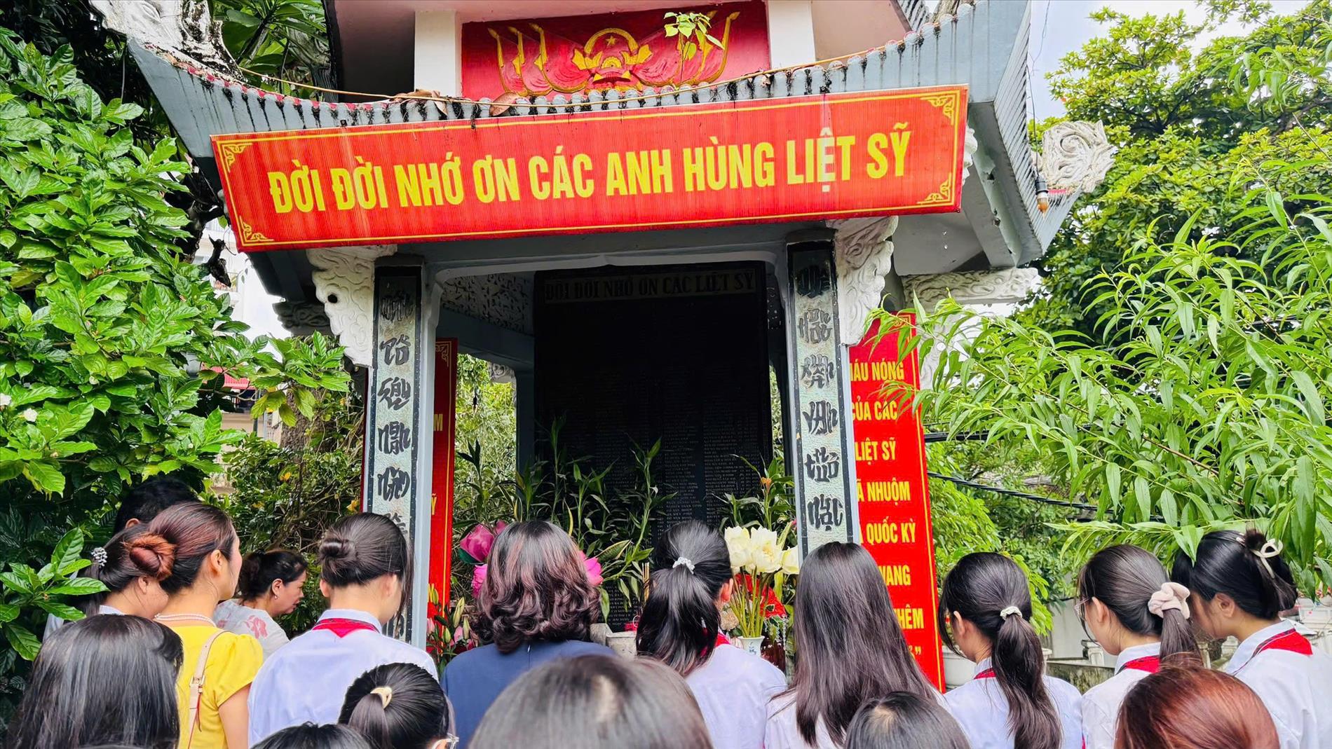 Chi bộ trường THCS Ba Đình tổ chức dâng hương, viếng bia tưởng niệm các Anh hùng Liệt sĩ nhân kỷ niệm 78 năm Ngày Thương binh - Liệt sĩ (27/7/1947 - 27/7/2025)