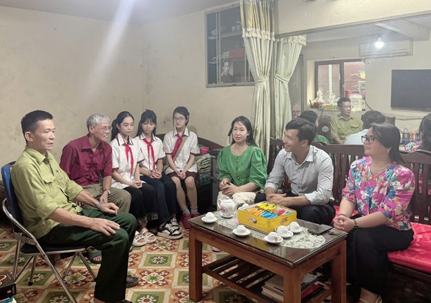 Trường THCS Ba Đình thăm và tặng quà tri ân gia đình Thương binh – Liệt sĩ trên địa bàn phường Ngọc Hà nhân kỷ niệm 78 năm ngày Thương binh – Liệt sĩ (27/7/1947 – 27/7/2025)