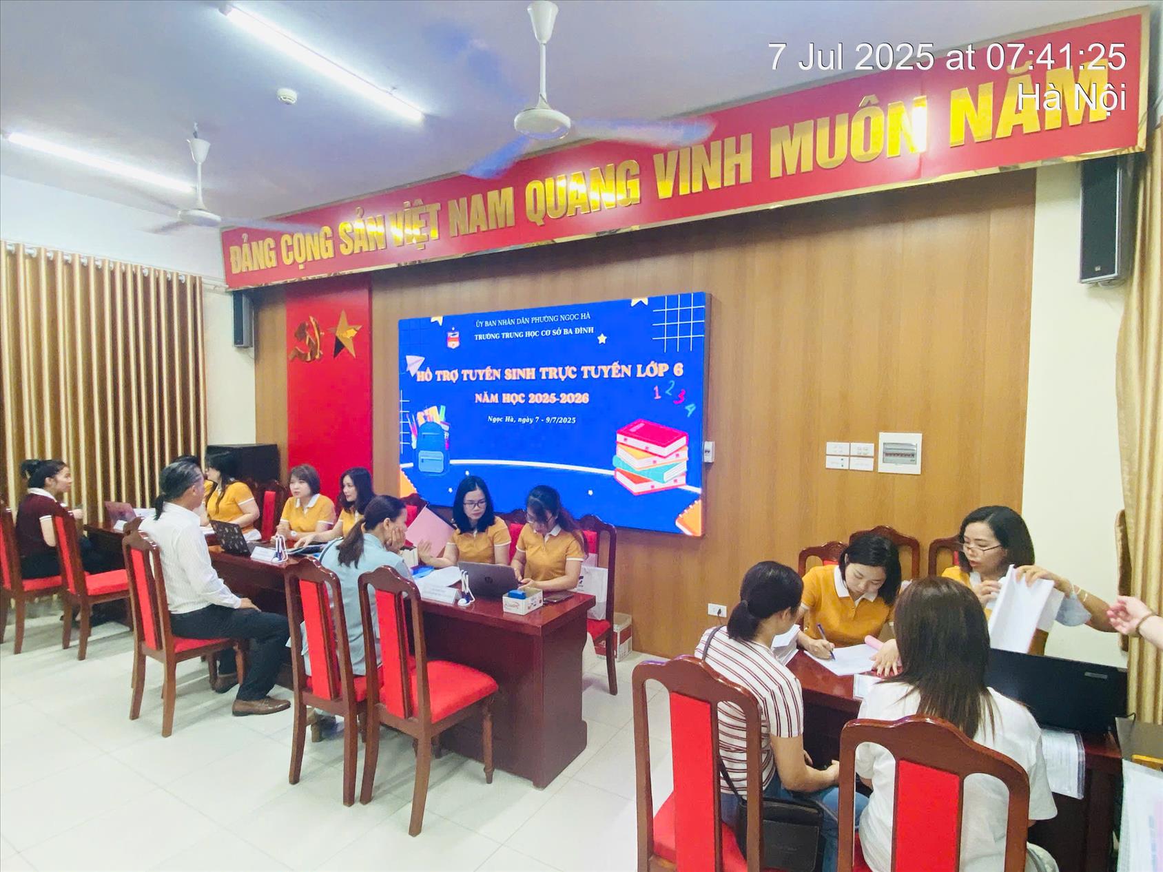 Sẵn sàng trong công tác hỗ trợ và hướng dẫn PHHS nhập học trực tuyến tại trường THCS Ba Đình