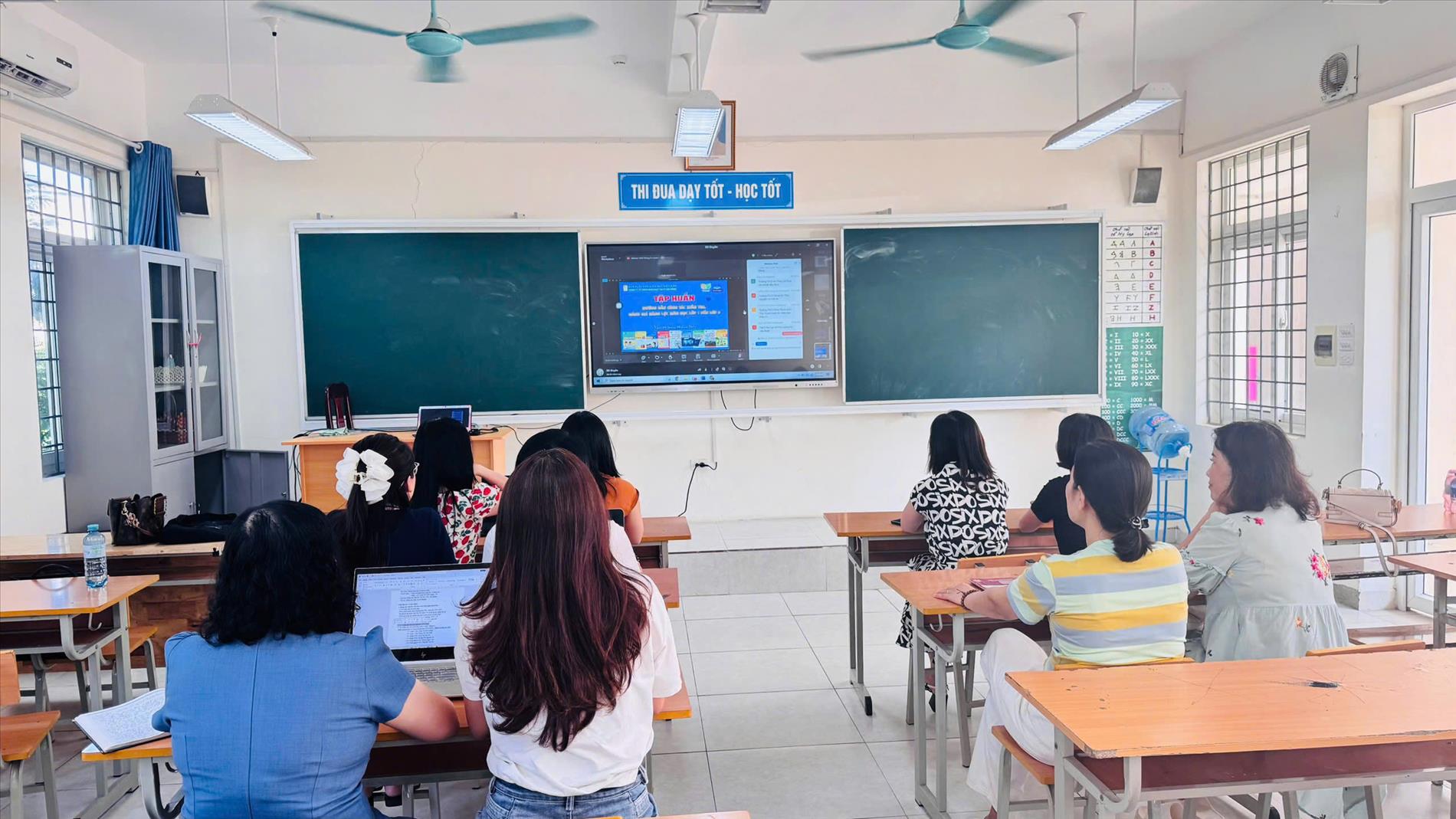 Tinh thần chủ động, tích cực của giáo viên trong buổi tập huấn trực tuyến tiếp tục triển khai Chương trình GDPT 2018 tại trường THCS Ba Đình