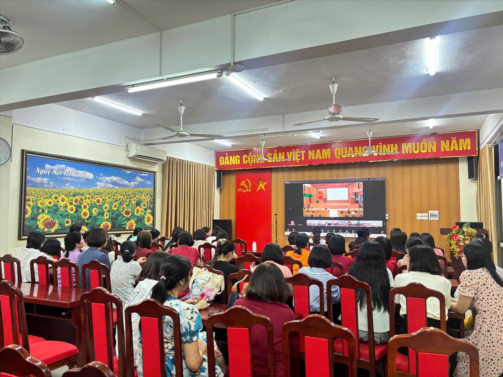 Cán bộ, giáo viên, nhân viên trường THCS Ba Đình tích cực tham gia Lớp bồi dưỡng chính trị hè 2025