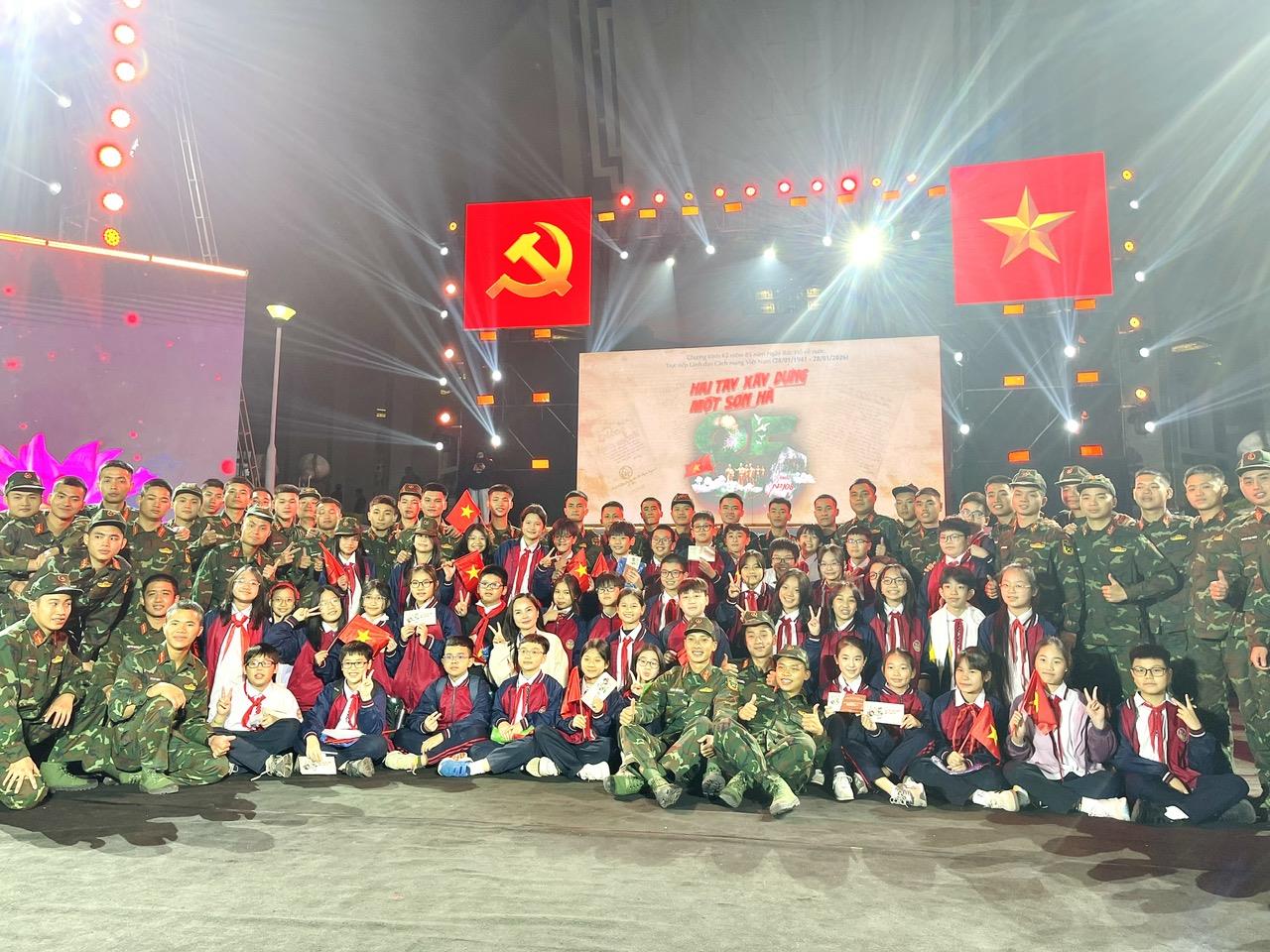 Tập thể học sinh lớp 6A1 tham dự cầu truyền hình “Hai tay xây dựng một sơn hà” nhân kỷ niệm 85 năm Ngày Chủ tịch Hồ Chí Minh trở về Tổ quốc tại Pác Bó (Cao Bằng)