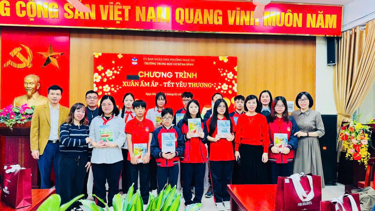 Trường THCS Ba Đình lan tỏa “Xuân ấm áp - Tết yêu thương” đến với các em học sinh
