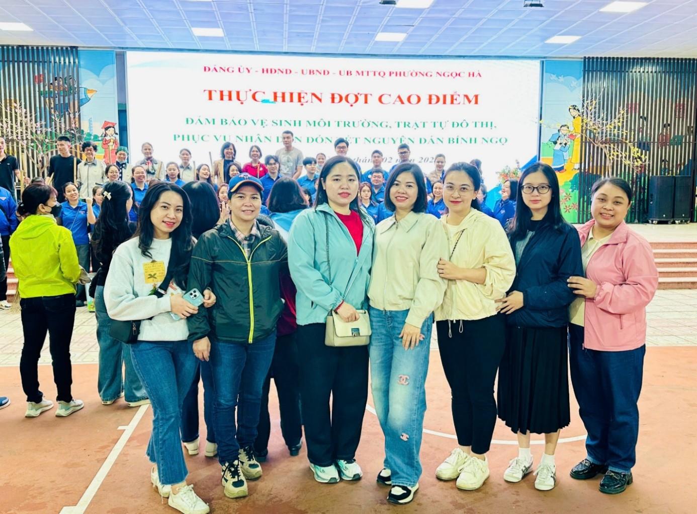 Giáo viên trường THCS Ba Đình chung tay vệ sinh môi trường đón Tết Bính Ngọ 2026