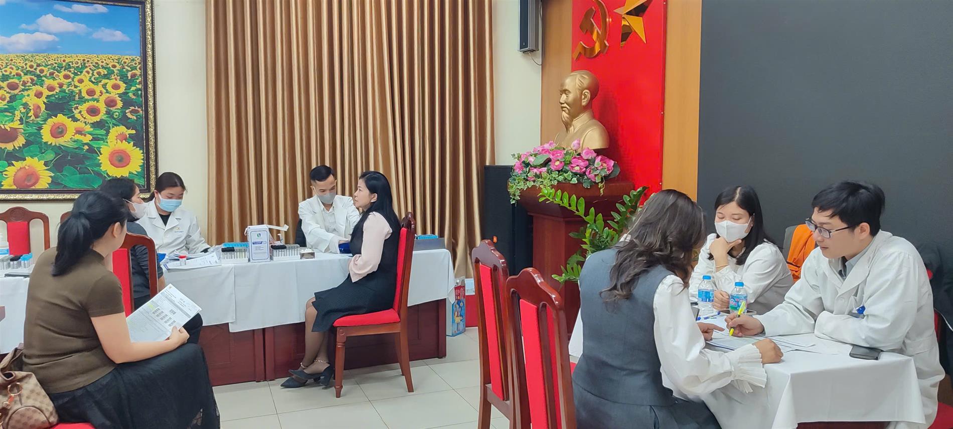 Khám sức khỏe định kỳ cho cán bộ, giáo viên, nhân viên – hoạt động thiết thực chăm sóc sức khỏe đội ngũ