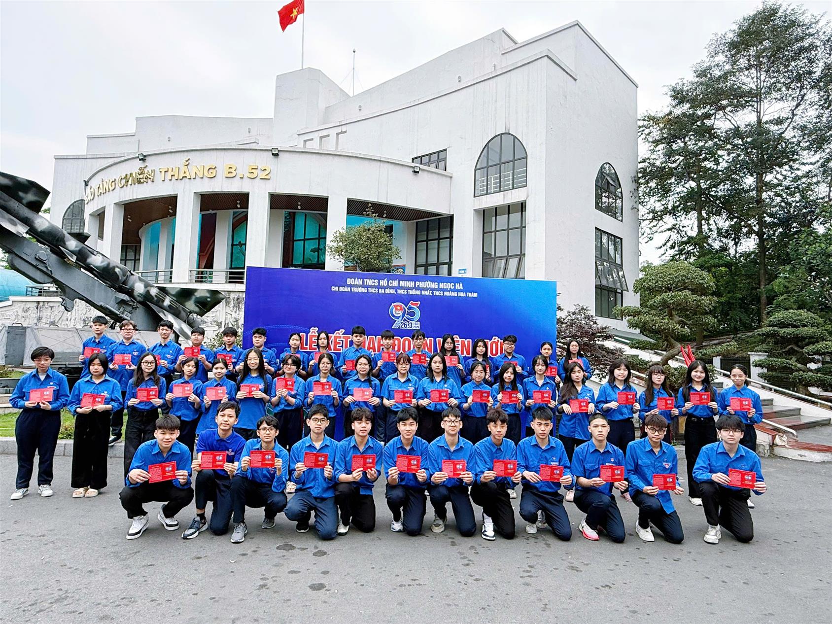 Khoảnh khắc thiêng liêng khi chính thức đứng trong hàng ngũ của Đoàn TNCS Hồ Chí Minh của học sinh THCS Ba Đình