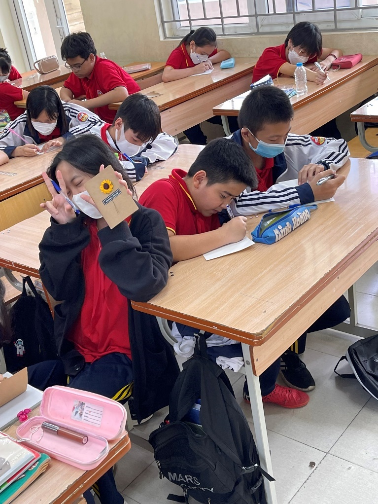 A group of children sitting at desks in a classroomDescription automatically generated with medium confidence