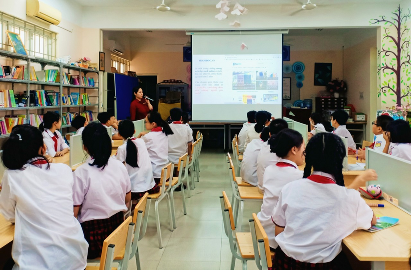 A group of people in a classroomDescription automatically generated with medium confidence