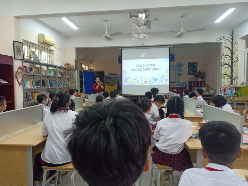 A group of people in a classroomDescription automatically generated with medium confidence