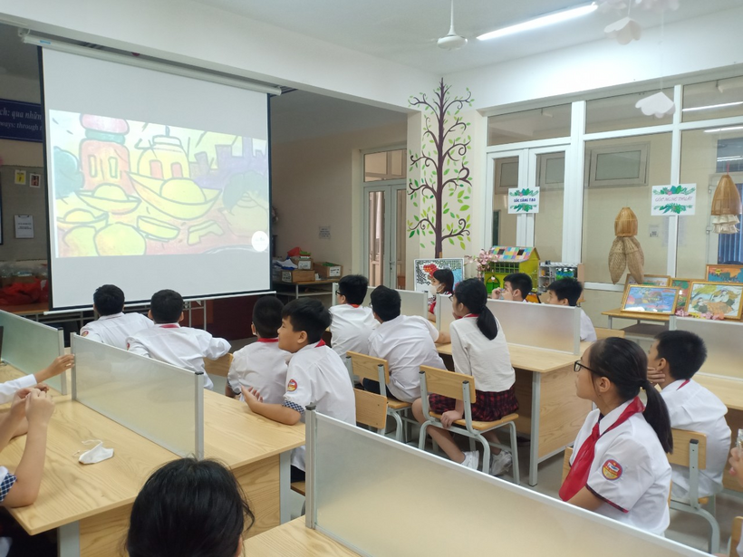 A group of people in a classroomDescription automatically generated with medium confidence