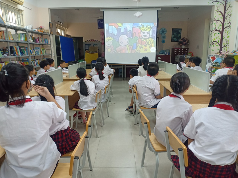 A group of people sitting in a classroomDescription automatically generated with low confidence