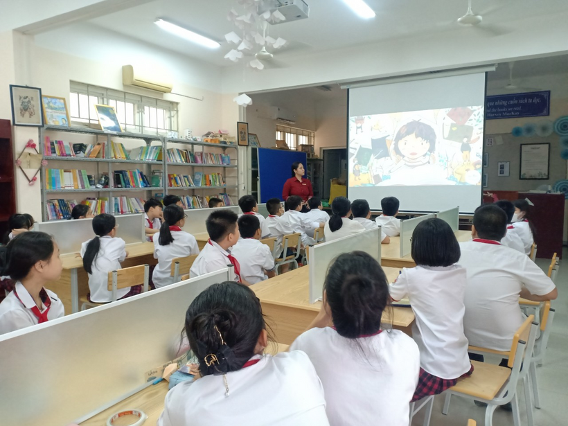 A group of people in a roomDescription automatically generated with low confidence