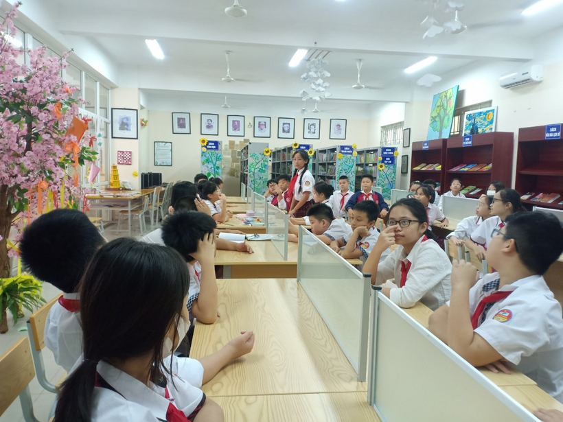 A group of people in a classroomDescription automatically generated with low confidence