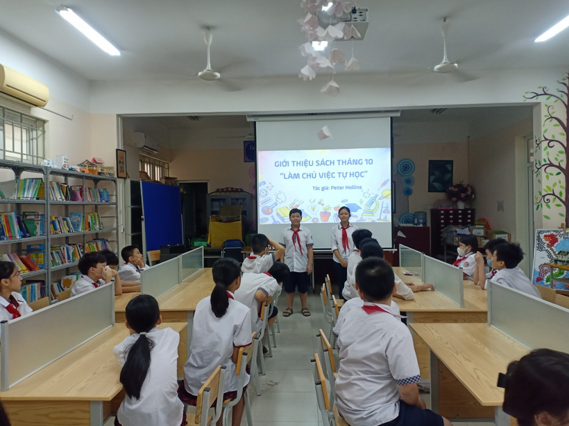 A group of people in a classroomDescription automatically generated with low confidence