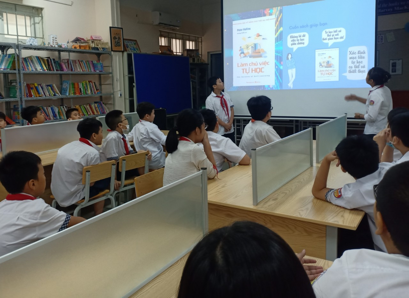 A group of people in a classroomDescription automatically generated with medium confidence