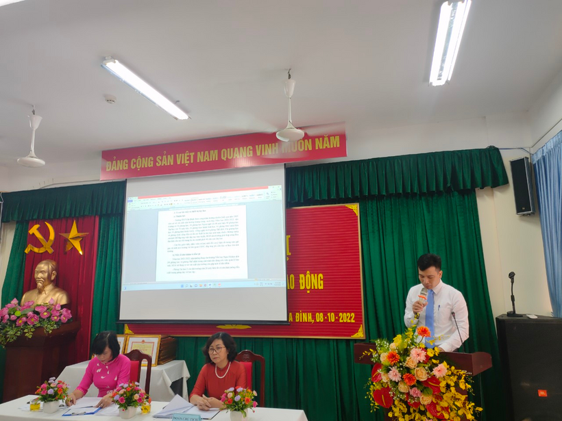 A group of people in a roomDescription automatically generated with low confidence