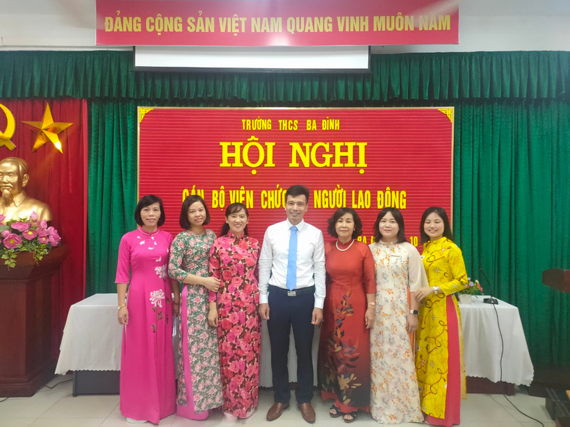 A group of people posing for a photoDescription automatically generated with medium confidence