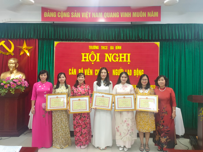 A group of women holding certificatesDescription automatically generated with medium confidence
