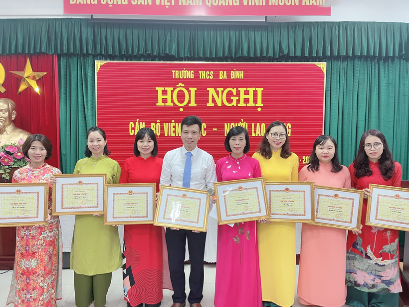 A group of people holding certificatesDescription automatically generated