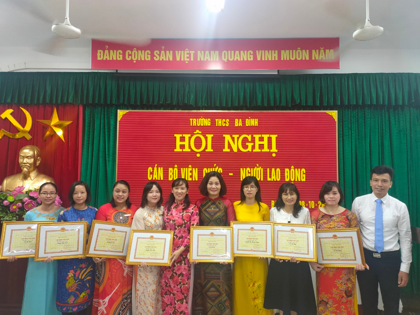 A group of people holding certificatesDescription automatically generated