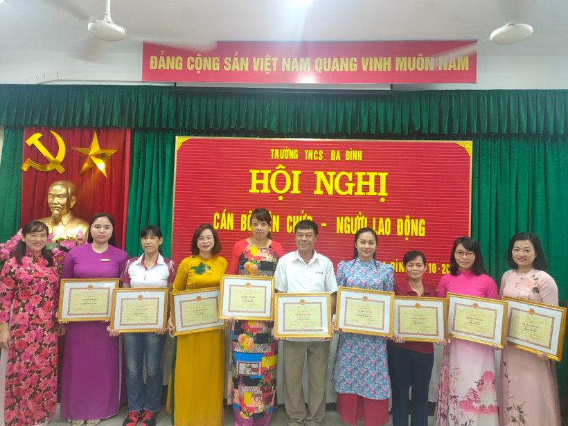 A group of people holding certificatesDescription automatically generated