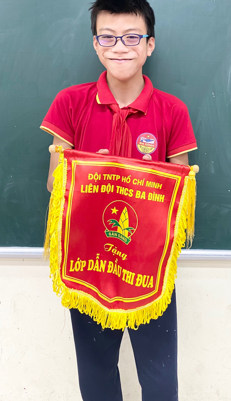 A child holding a boxDescription automatically generated with low confidence