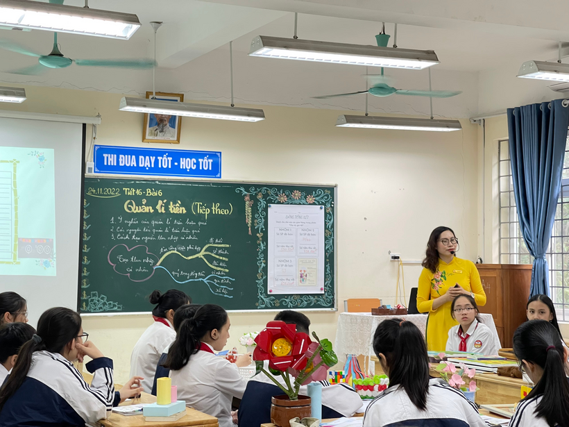 A teacher teaching a classDescription automatically generated with low confidence