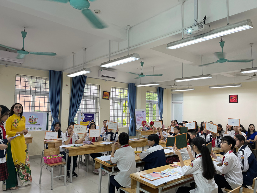 A group of people in a roomDescription automatically generated with medium confidence