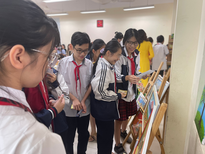 A group of people in a hallwayDescription automatically generated with medium confidence