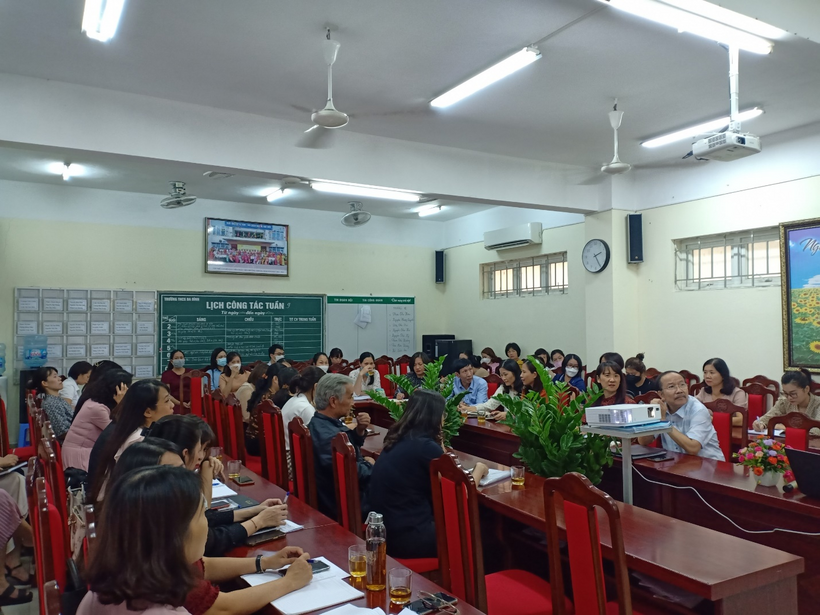 A group of people sitting in a roomDescription automatically generated with low confidence