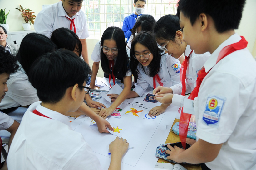 A group of people sitting around a tableDescription automatically generated with low confidence