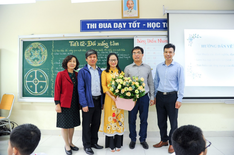 A group of people posing for a photoDescription automatically generated