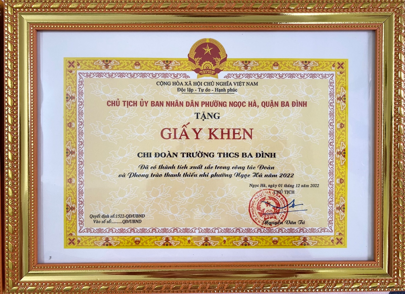 Ảnh có chứa văn bản, khung ảnh, thảmMô tả được tạo tự động