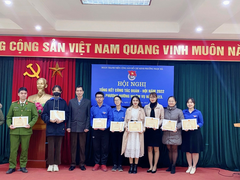 Ảnh có chứa văn bản, người, đứng, tạo dángMô tả được tạo tự động